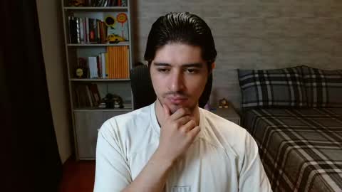 Snapshot of aaron_paul_ chatting on April 2026 08:09:02 PM Aaron online show from April 2026 08:09:02 PM