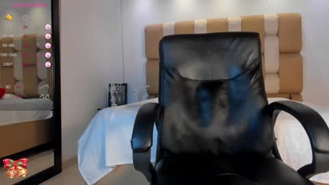 Snapshot of aaron_whitee chatting on December 2024 12:44:01 AM Aaron online show from December 2024 12:44:01 AM