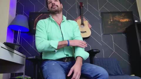 Aaron online show from November 2025 05:32:02 AM