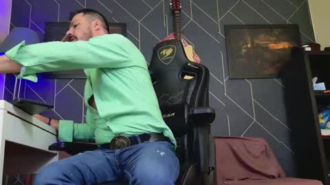 Aaron online show from December 2025 05:49:02 AM