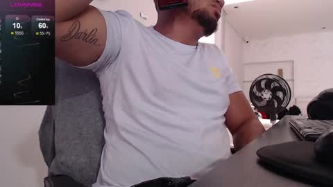 Snapshot of aaronhunter__ chatting on February 2025 02:59:02 PM ig aaron hunter123 online show from February 2025 02:59:02 PM