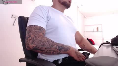 Snapshot of aaronhunter__ chatting on February 2025 03:20:01 PM ig aaron hunter123 online show from February 2025 03:20:01 PM