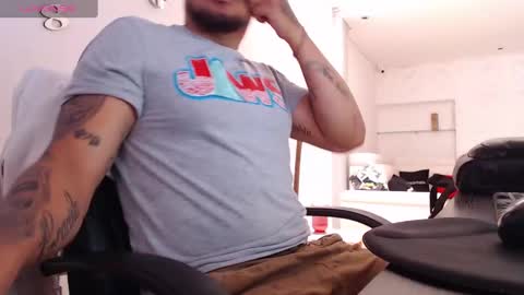 Snapshot of aaronhunter__ chatting on March 2025 01:57:02 PM ig aaron hunter123 online show from March 2025 01:57:02 PM