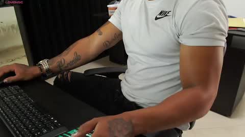 Snapshot of aaronhunter__ chatting on September 2025 06:08:02 PM ig aaron hunter123 online show from September 2025 06:08:02 PM