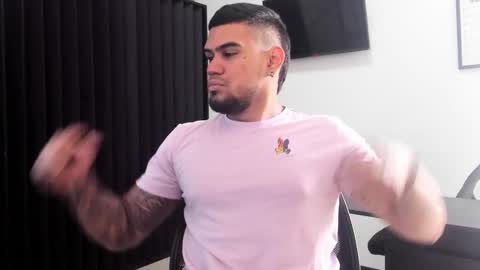 Snapshot of aaronhunter__ chatting on February 2026 04:23:01 PM ig aaron hunter123 online show from February 2026 04:23:01 PM