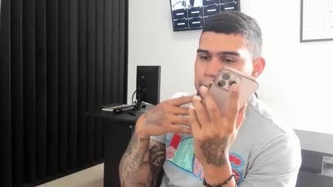 Snapshot of aaronhunter__ chatting on February 2026 05:25:01 PM ig aaron hunter123 online show from February 2026 05:25:01 PM