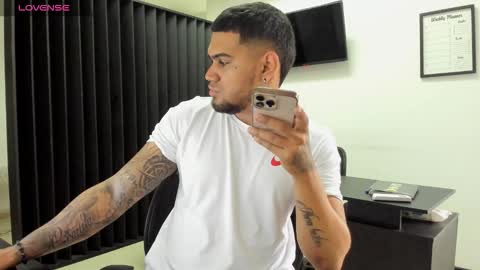 Snapshot of aaronhunter__ chatting on March 2026 02:23:02 PM ig aaron hunter123 online show from March 2026 02:23:02 PM