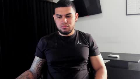 Snapshot of aaronhunter__ chatting on April 2026 01:52:02 PM ig aaron hunter123 online show from April 2026 01:52:02 PM