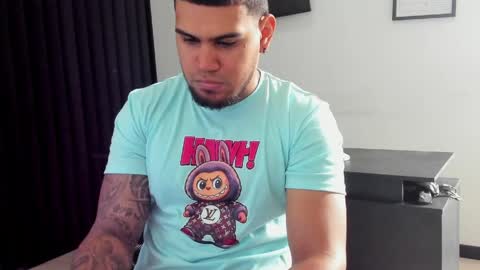 Snapshot of aaronhunter__ chatting on April 2026 01:23:02 PM ig aaron hunter123 online show from April 2026 01:23:02 PM