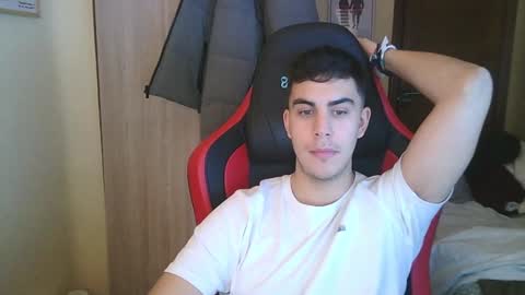 Snapshot of aaronlavine chatting on December 2024 03:33:02 PM aaronlavine online show from December 2024 03:33:02 PM