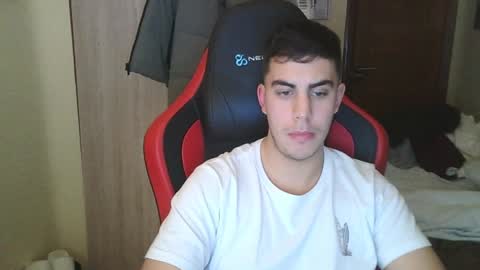 Snapshot of aaronlavine chatting on December 2024 06:37:02 PM aaronlavine online show from December 2024 06:37:02 PM