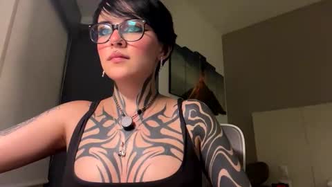 Snapshot of abril__colen chatting on April 2026 04:32:01 AM April online show from April 2026 04:32:01 AM
