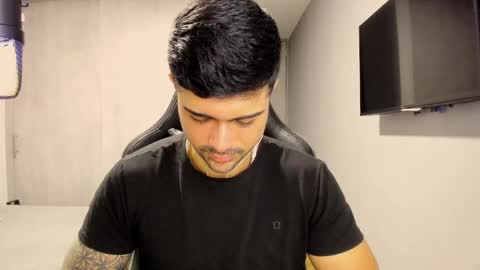 Snapshot of adam_clarke chatting on February 2025 02:04:01 AM adam clarke online show from February 2025 02:04:01 AM