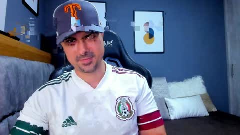 Snapshot of adam_clarke chatting on April 2026 01:16:02 AM adam clarke online show from April 2026 01:16:02 AM