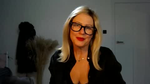adelemilf40 online show from October 2025 06:28:02 PM