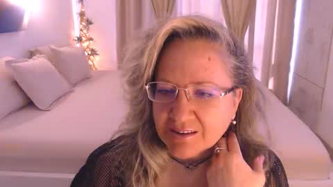 Cryna online show from November 2025 11:01:02 AM