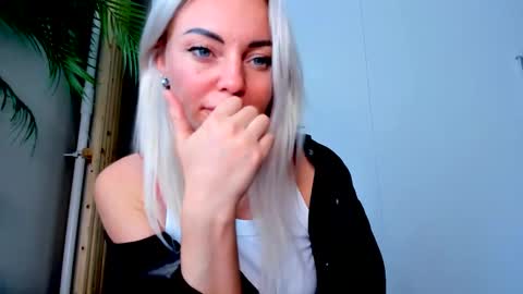 Adriana online show from September 2025 01:11:02 PM