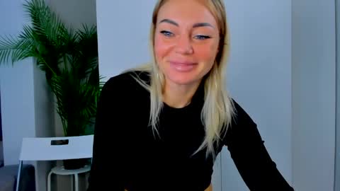 Snapshot of adriana_coy_ chatting on April 2026 06:32:01 AM Adriana online show from April 2026 06:32:01 AM