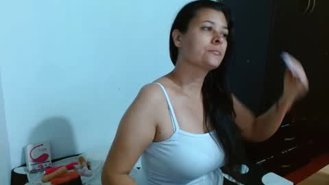 Snapshot of adriana_milf chatting on December 2024 02:37:02 AM Adriana milf online show from December 2024 02:37:02 AM