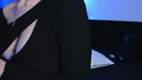 Snapshot of aelia_anara chatting on April 2026 05:25:02 PM Aelia online show from April 2026 05:25:02 PM