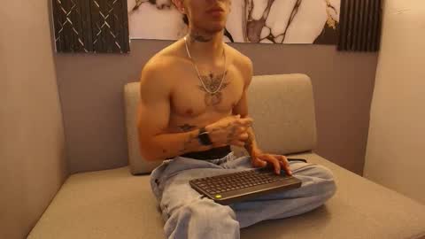 Snapshot of aethon_noir chatting on November 2025 02:06:02 PM AETHON online show from November 2025 02:06:02 PM