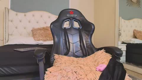 Snapshot of aiden_royce chatting on November 2025 06:18:01 PM aiden_royce online show from November 2025 06:18:01 PM