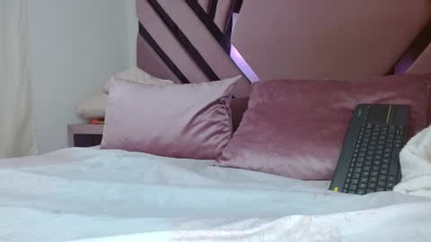 aiilynsmiith online show from October 2025 03:39:02 AM