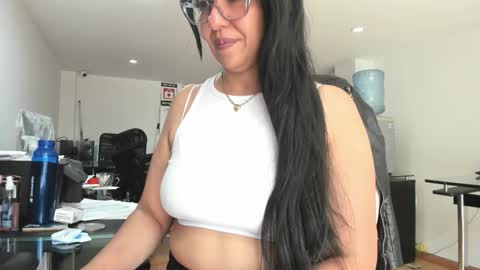 Snapshot of aisha_latina chatting on December 2025 03:06:01 PM Katie online show from December 2025 03:06:01 PM