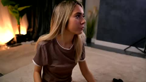 Snapshot of aishleybee chatting on April 2026 10:21:02 AM Aish online show from April 2026 10:21:02 AM