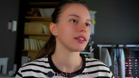 Snapshot of aislyfarran chatting on November 2025 01:39:01 AM Aliza online show from November 2025 01:39:01 AM