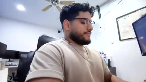 Esteban online show from November 2025 05:31:01 AM