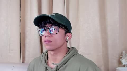 Snapshot of akazaboy chatting on March 2026 04:25:01 AM akazaboy online show from March 2026 04:25:01 AM