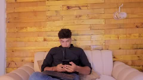 Snapshot of alan_castillo_ chatting on April 2026 01:00:02 PM Alan online show from April 2026 01:00:02 PM