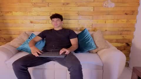 Snapshot of alan_castillo_ chatting on April 2026 01:18:01 PM Alan online show from April 2026 01:18:01 PM