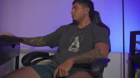 Snapshot of alan_muscle chatting on April 2026 07:28:01 AM Alan online show from April 2026 07:28:01 AM