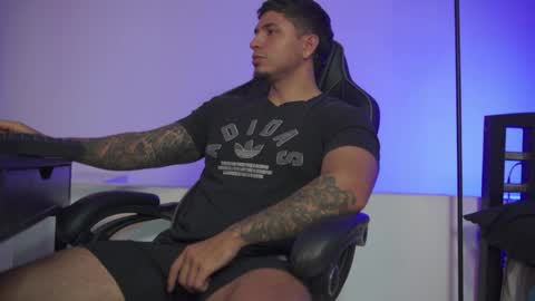 Snapshot of alan_muscle chatting on April 2026 05:52:01 AM Alan online show from April 2026 05:52:01 AM