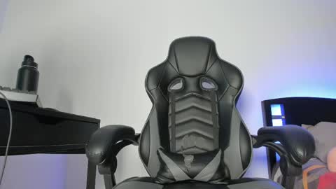 Snapshot of alan_muscle chatting on April 2026 05:18:02 AM Alan online show from April 2026 05:18:02 AM