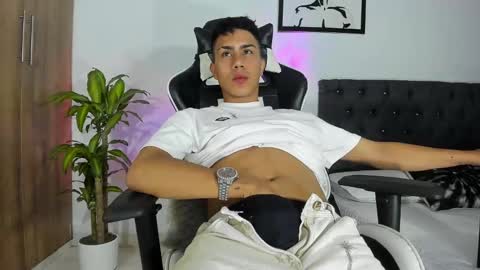 alannaughty_ online show from November 2025 02:00:02 AM