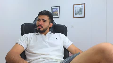 alejandroo_7 online show from February 2025 01:43:01 AM