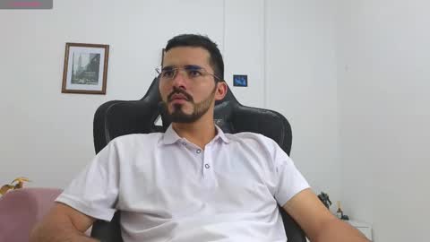 alejandroo_7 online show from October 2025 07:01:01 PM