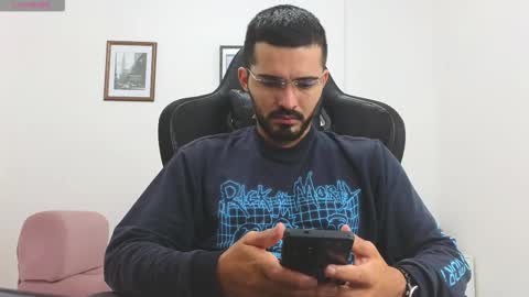 alejandroo_7 online show from December 2025 06:35:02 PM