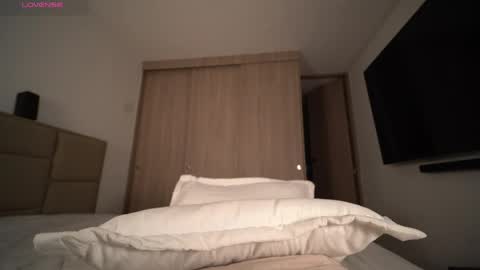 Snapshot of ales_bloom chatting on April 2026 04:20:02 AM Ales online show from April 2026 04:20:02 AM