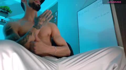 Snapshot of alessandro_dibellucci chatting on November 2025 12:10:01 AM Kciqu3 Independent model online show from November 2025 12:10:01 AM