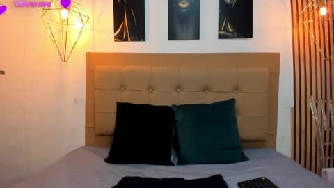 Aleszia online show from September 2025 08:20:02 PM