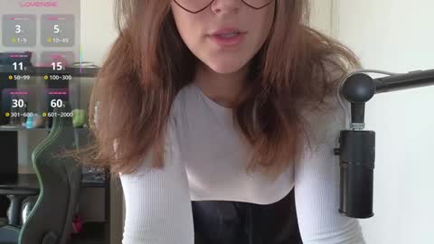 Snapshot of alexa_dream chatting on October 2025 05:32:02 PM dont be afraid to click social media link its  working  just click on that  online show from October 2025 05:32:02 PM