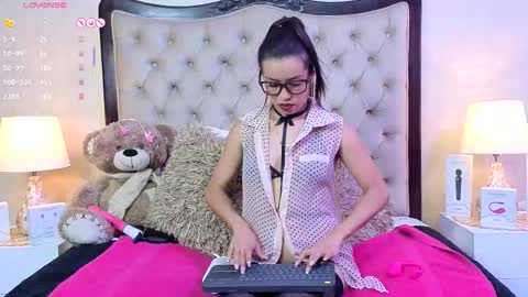 Snapshot of alexa_starckk chatting on October 2025 06:19:02 PM Aleza Starck online show from October 2025 06:19:02 PM