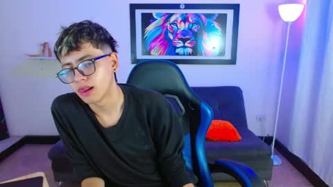Snapshot of alexcum_18 chatting on May 2026 01:18:01 PM alex online show from May 2026 01:18:01 PM