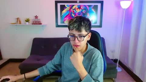 Snapshot of alexcum_18 chatting on May 2026 01:39:01 PM alex online show from May 2026 01:39:01 PM