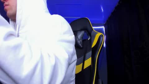 alexgiraldo__ online show from November 2025 04:32:02 AM