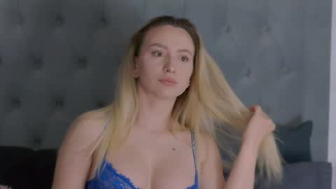 Snapshot of alexiswhiteee chatting on May 2026 06:53:01 AM Alexis online show from May 2026 06:53:01 AM